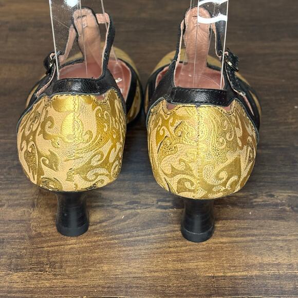 Vagabond Asian Print Gold Round Toe T-Strap Pump - size 37 (US 6) - Picture 6 of 9